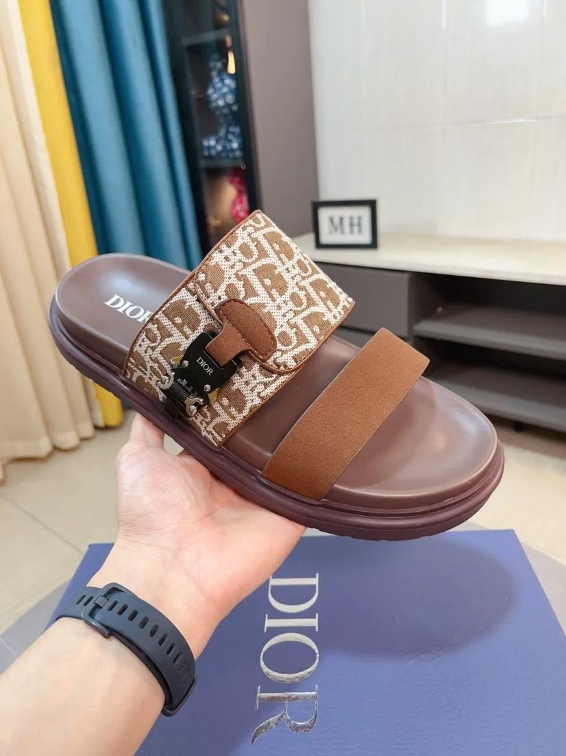 Men's Men's Shoes 💰320🌸🌸Dior Aqua Men's Sandals Slippers. Showcasing Dior haute couture design. The Dior gray suede strap is accented with an aluminum Dior buckle for added style. Paired with a comfortable tonal notch sole, they pair easily with shorts or jeans for a sophisticated look. Main body: suede cow leather, technical fabric lining: cow leather, with adjustable straps, aluminum Dior buckle, Dior gray EVA insole, tonal notch rubber outsole splicing structure👌👌size: 38-44 (45.46 customized)